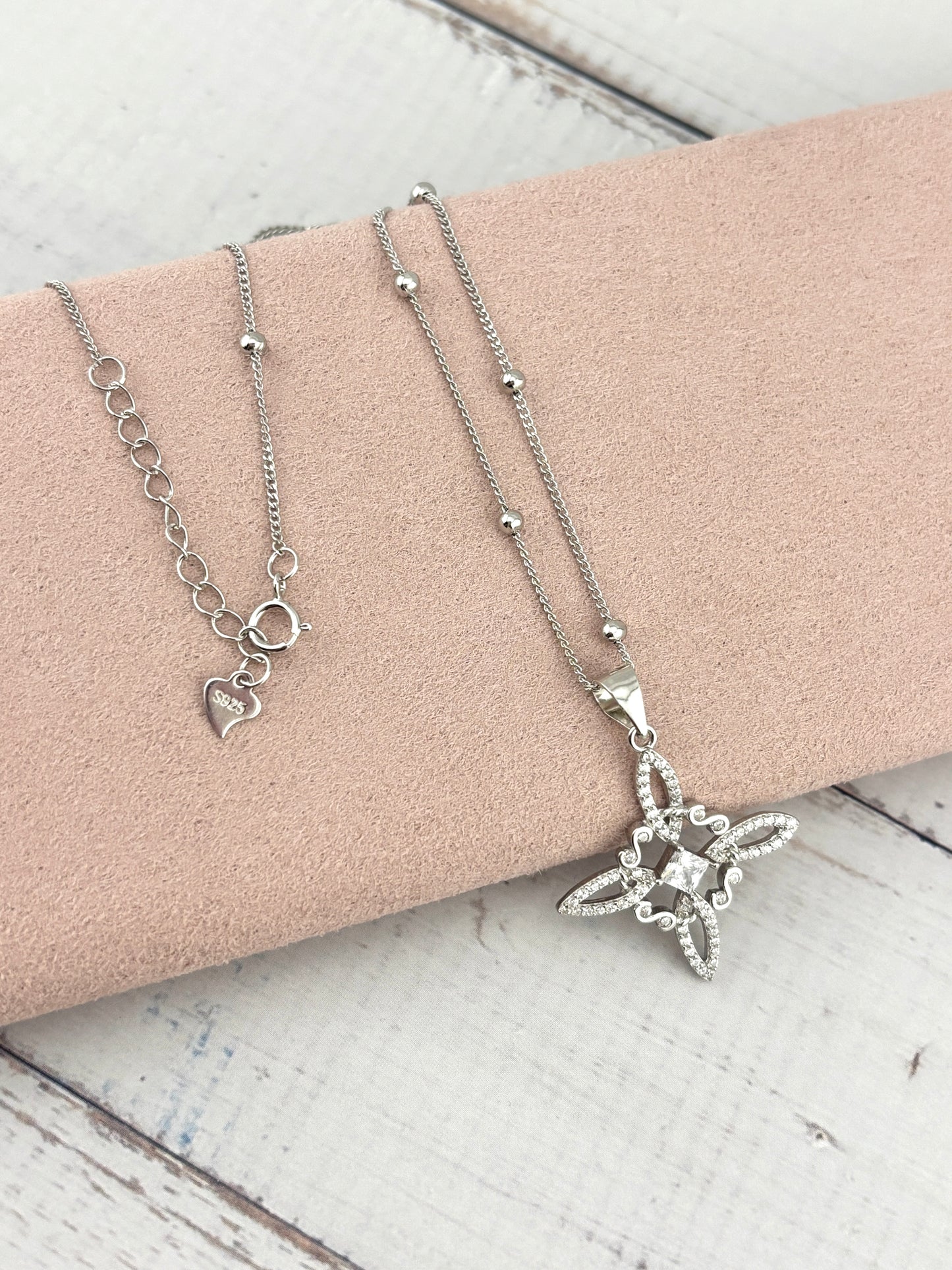Witch Knot Necklace in 925 Silver with Beaded Chain | Collar nudo de bruja plata 925 con cadena de bolitas