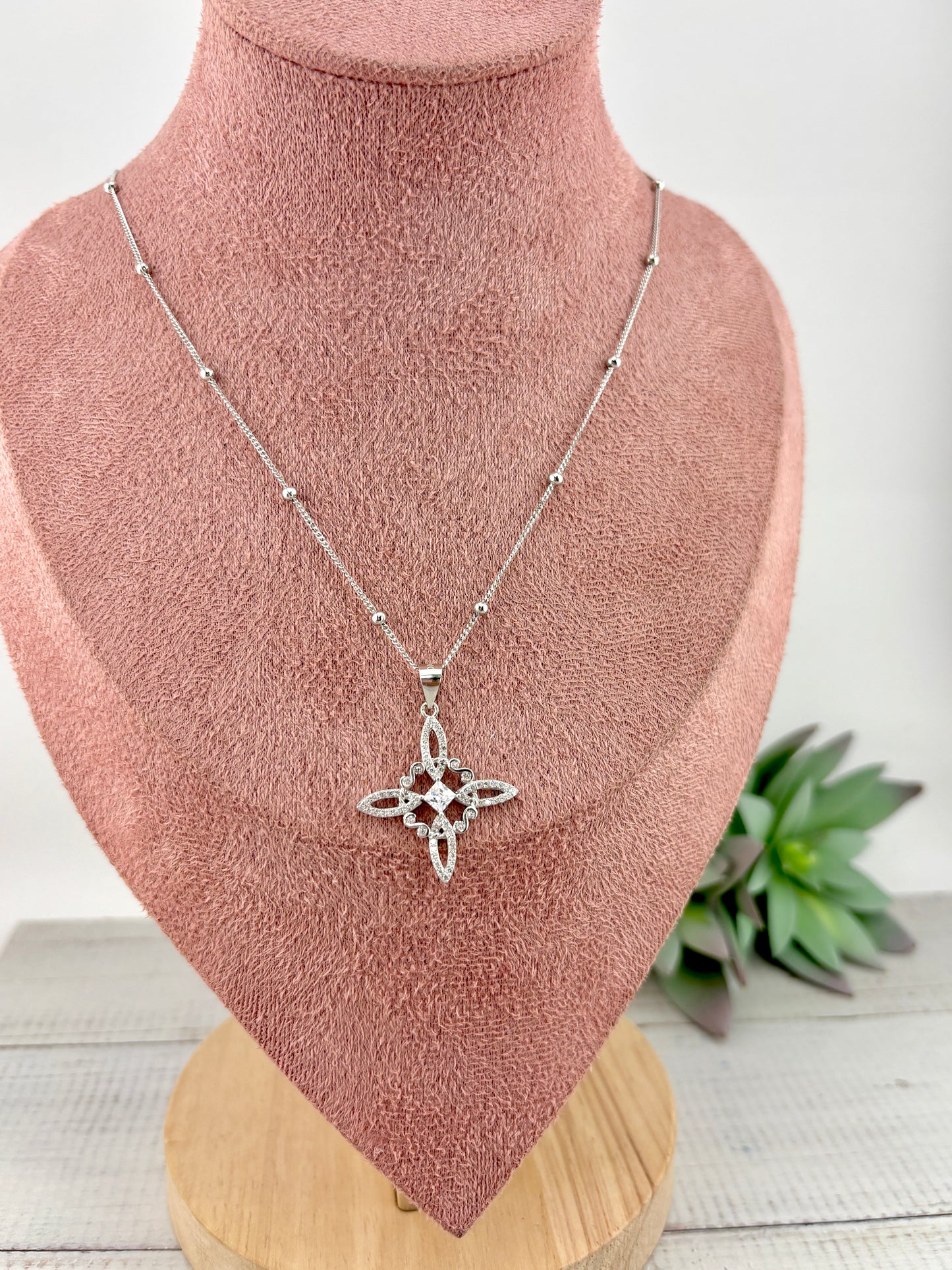 Witch Knot Necklace in 925 Silver with Beaded Chain | Collar nudo de bruja plata 925 con cadena de bolitas