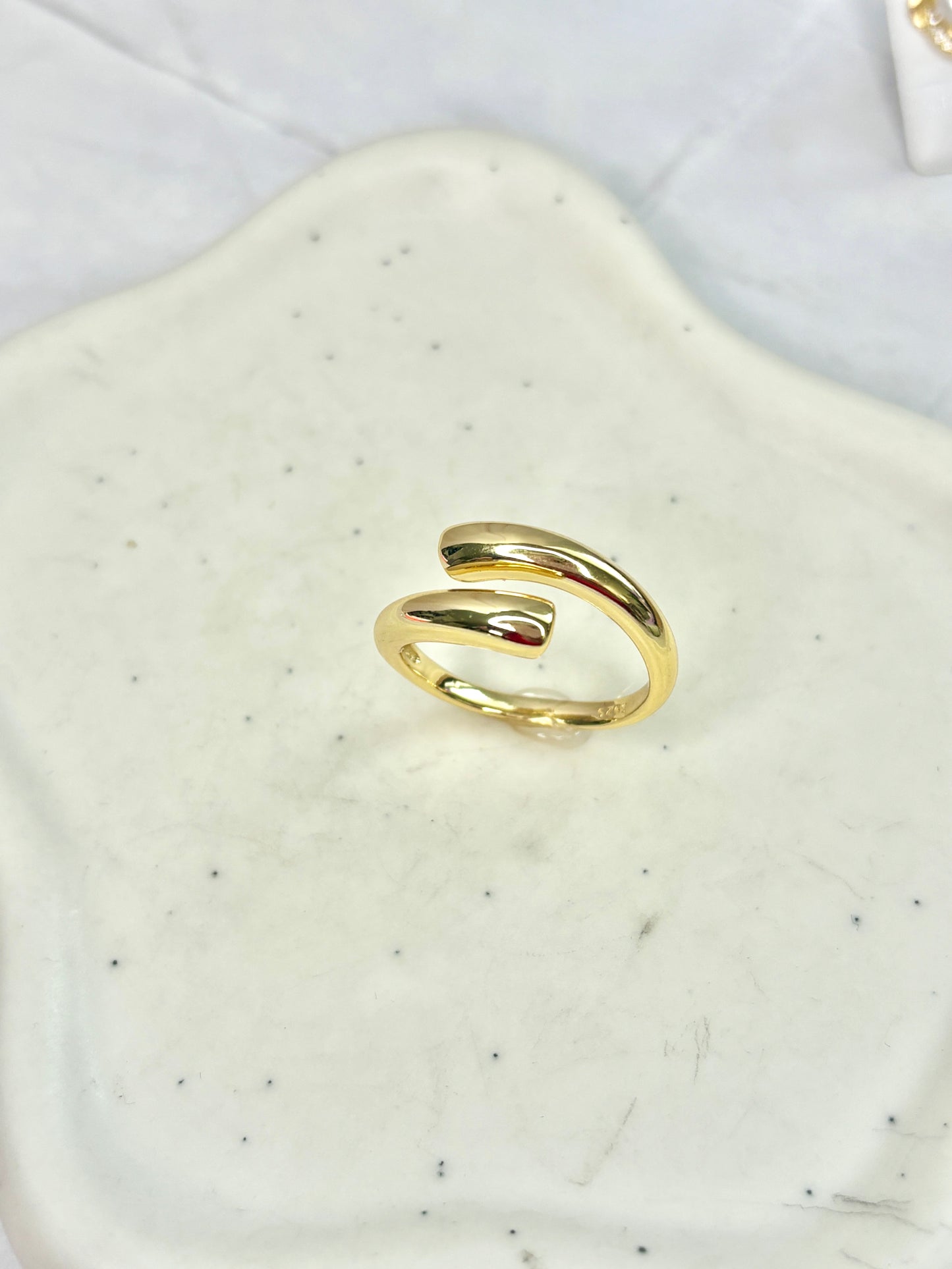 Minimalist Gold Plated Sterling Silver Ring | Anillo minimalista en plata 925 dorada
