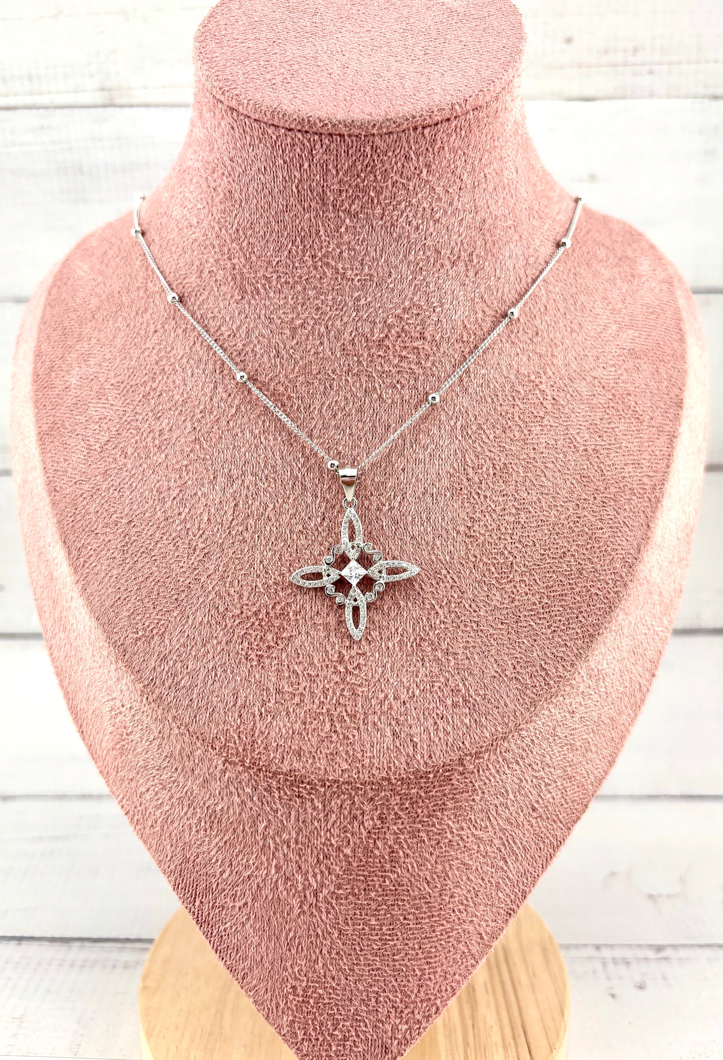 Witch Knot Necklace in 925 Silver with Beaded Chain | Collar nudo de bruja plata 925 con cadena de bolitas