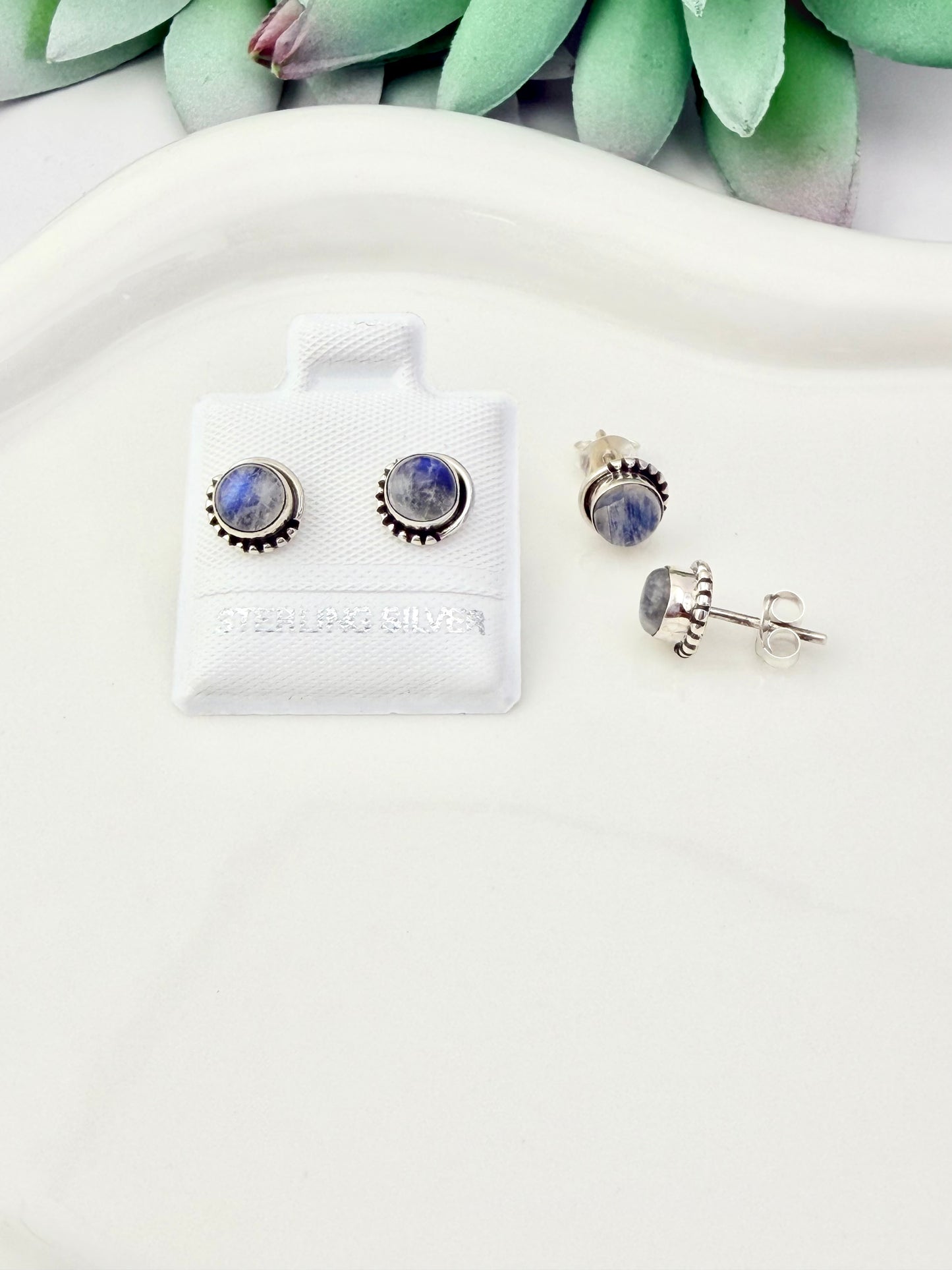 Sterling silver moonstone stud earrings | Aretes de plata 925 con piedra Luna