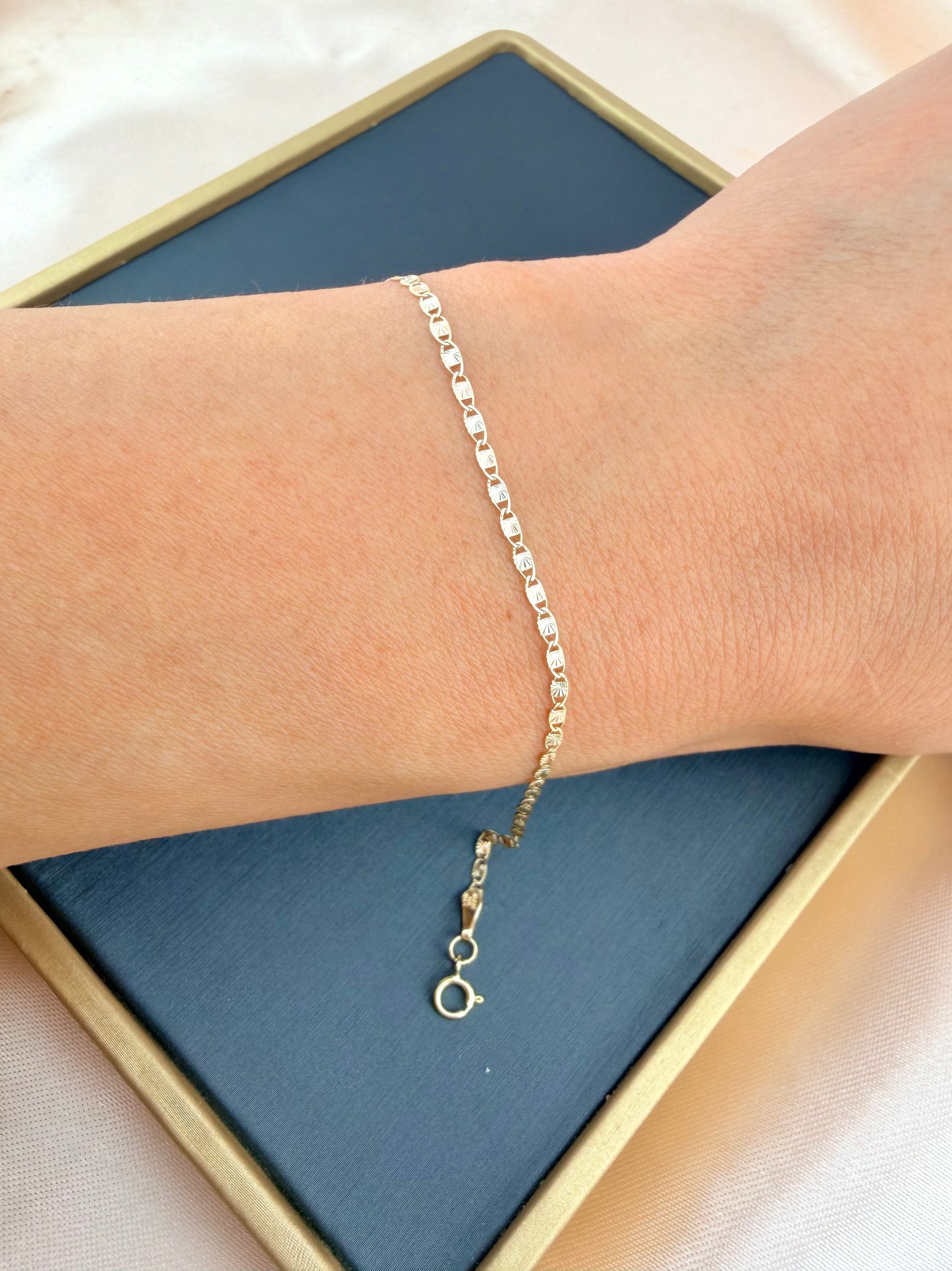 10K Solid Gold Delicate Bracelet – 3 Tone Diamond-Cut Chain, 7” | pulsera de oro 10k